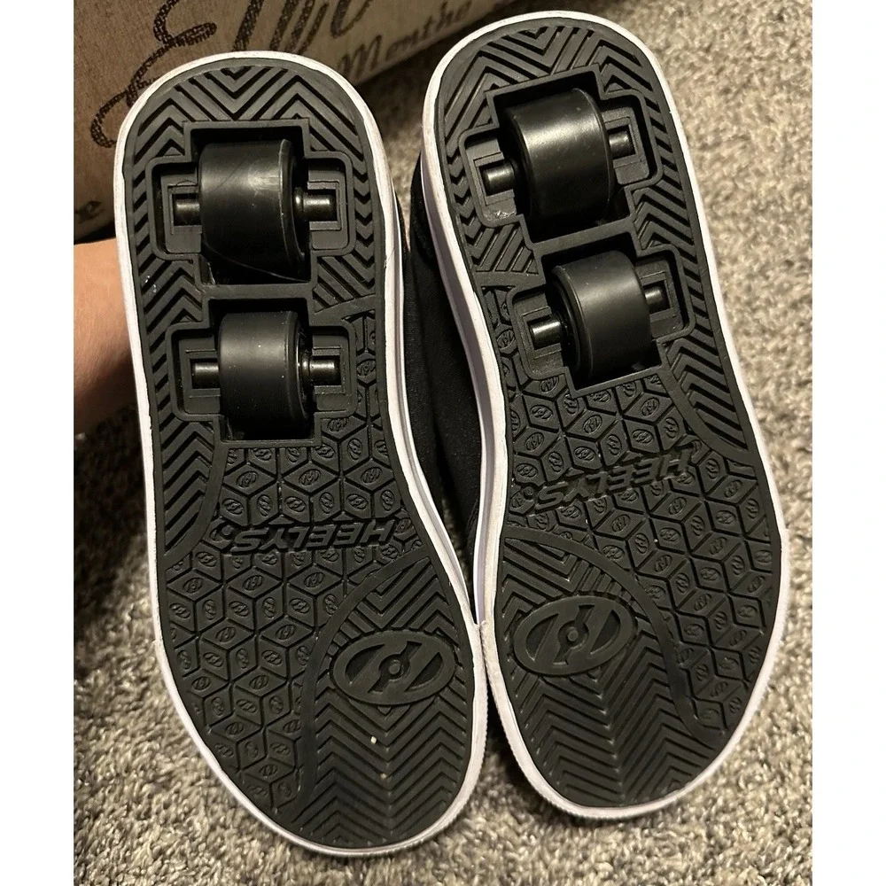 Youth Boys Size 2 Youth Black Heelies